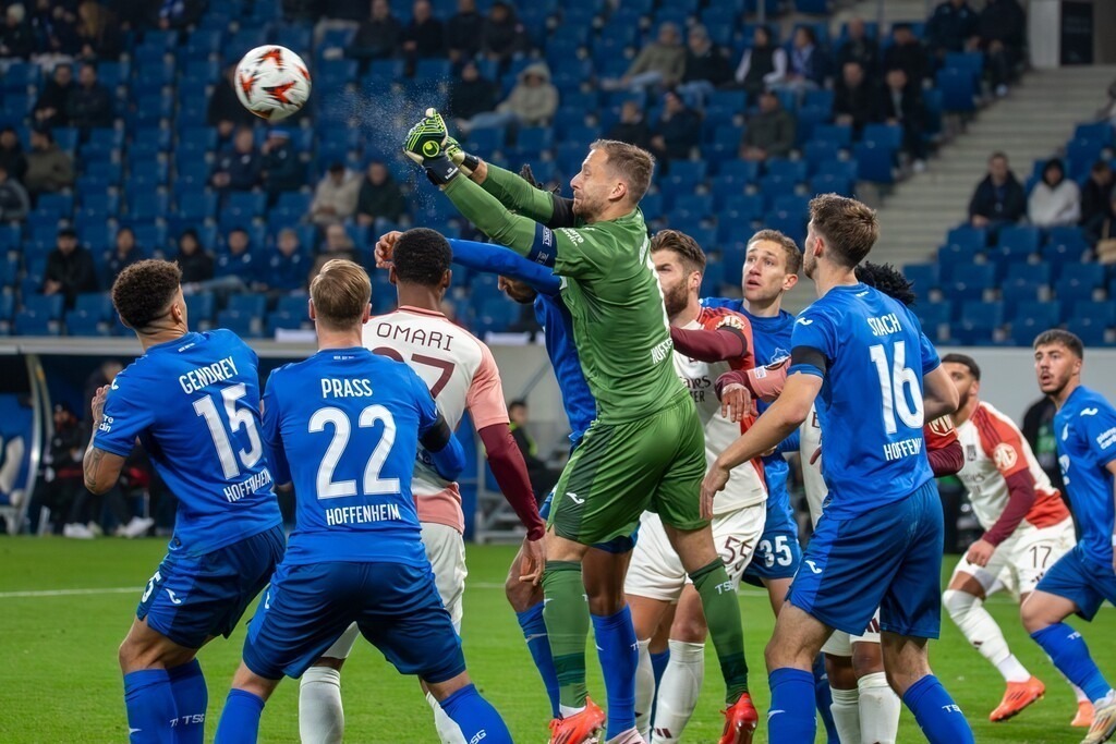 Fußball UEFA Europa League, Saison 2024/25, 4. Spieltag: TSG Hoffenheim gegen Olympique Lyon. Bild: Oliver Baumann (1, Hoffenheim) klärt konsequent | Fußball UEFA Europa League, Saison 2024/25, 4. Spieltag: TSG Hoffenheim gegen Olympique Lyon. Bild: Oliver Baumann (1, Hoffenheim) klärt konsequent - Realisiert mit Pictrs.com