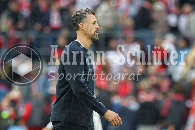 1. FC Köln vs FC Augsburg - 1. Bundesliga  | Köln, Deutschland, 18.10.25:   Trainer Sandro Wagner schaut waehrend des Spiels der 1. Bundesliga zwischen  1. FC Köln vs FC Augsburg im RheinEnergieStadion(Foto von Brauer-Fotoagentur / Adrian Schlueter)