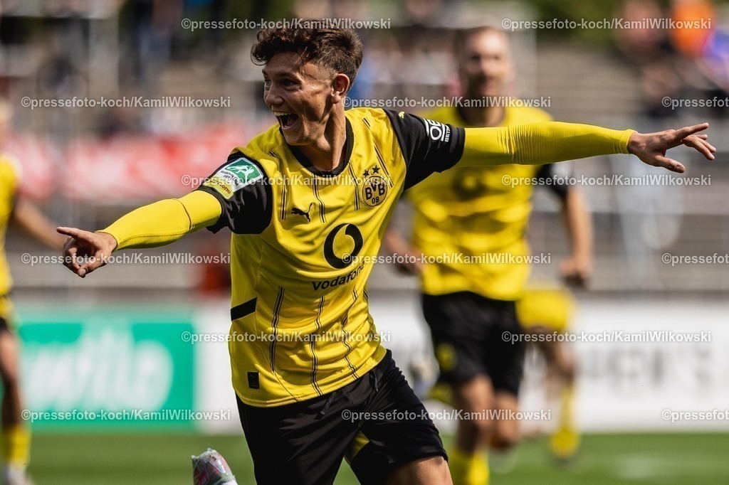 xkwi03082501025 | 03.08.2025, xkwix, Fußball, Regionalliga West, Borussia Dortmund U23 - Sportfreunde Siegen, Stadion Rote Erde: Torjubel nach dem Tor zum 2:1 durch Arne Wessels (Borussia Dortmund 2 #11) 