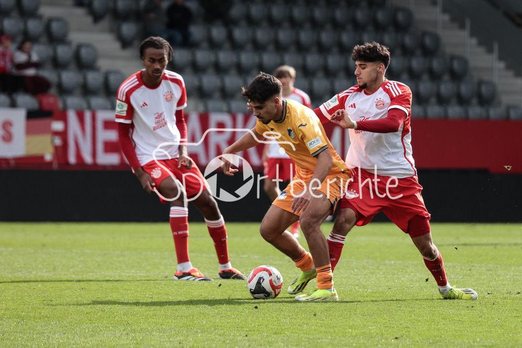FC Bayern München U19 - TSG 1899 Hoffenheim U19 | Diren DAGDEVIREN (TSG #6) im Duell mit Emirhan DEMIRCAN (FCB #11) / Zweikampf