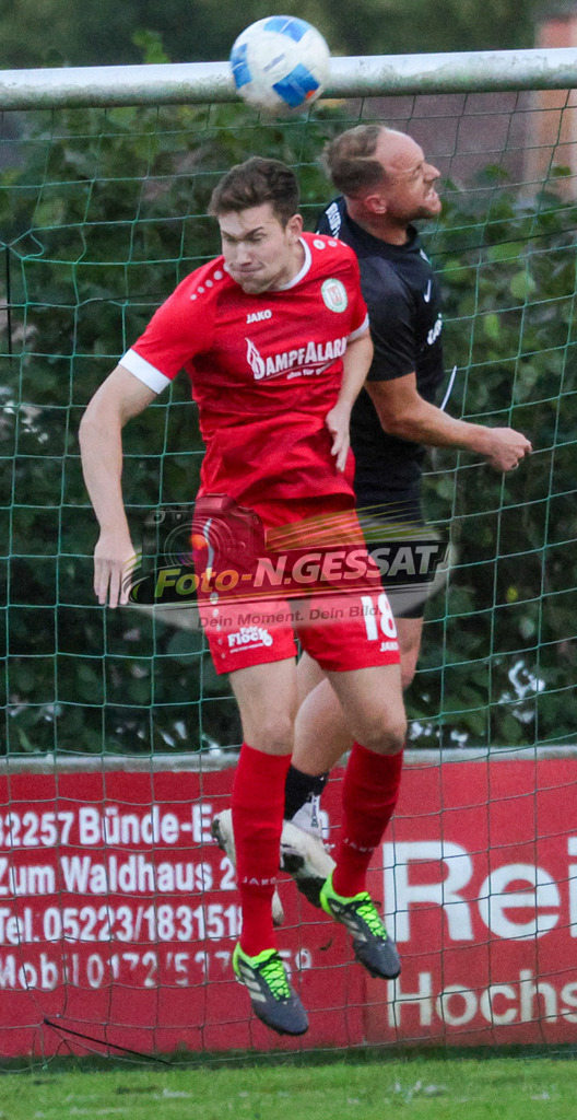 Bünder SV - BV Stift Quernhei | Auf dem Bild zu sehen: rot Bünder SV: Yannis Bohmeyer ; schwarz BV Stift Quernheim: Francis-Bela Schöneberg Bünder SV, BV Stift Quernheim, Saison 26/27, Kreispokal, Achtelfinale - Realisiert mit Pictrs.com