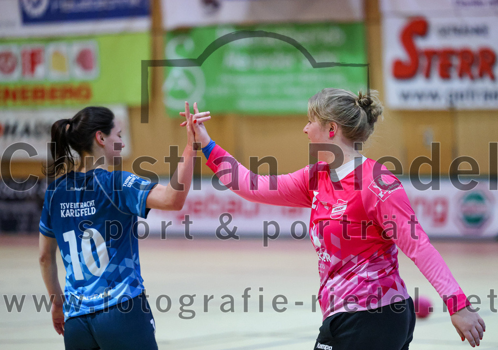 2023-01-21_011_SpVgg_Altenerding_gegen_TSV_Karlsfeld | Erding, Deutschland, 21.01.2023:
Handball, Bezirksoberliga Frauen Altbayern 2022 / 2023, 8. Spieltag, SpVgg Altenerding gegen TSV Karlsfeld, Endergebnis: 28:24

Lisa Brugger (TSV Eintracht Karlsfeld, #10), Laura Schestak (TSV Eintracht Karlsfeld, #21)

Foto: Christian Riedel / fotografie-riedel.net