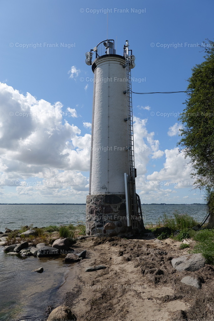 Leuchtturm von Maltzien | Der Leuchtturm von Maltzien auf der Insel Rügen ist ziemlich unbekannt und ist ein Unterfeuer. Er befindet sich auf der Halbinsel Zudar nahe dem Dorf Maltzien. - Realisiert mit Pictrs.com