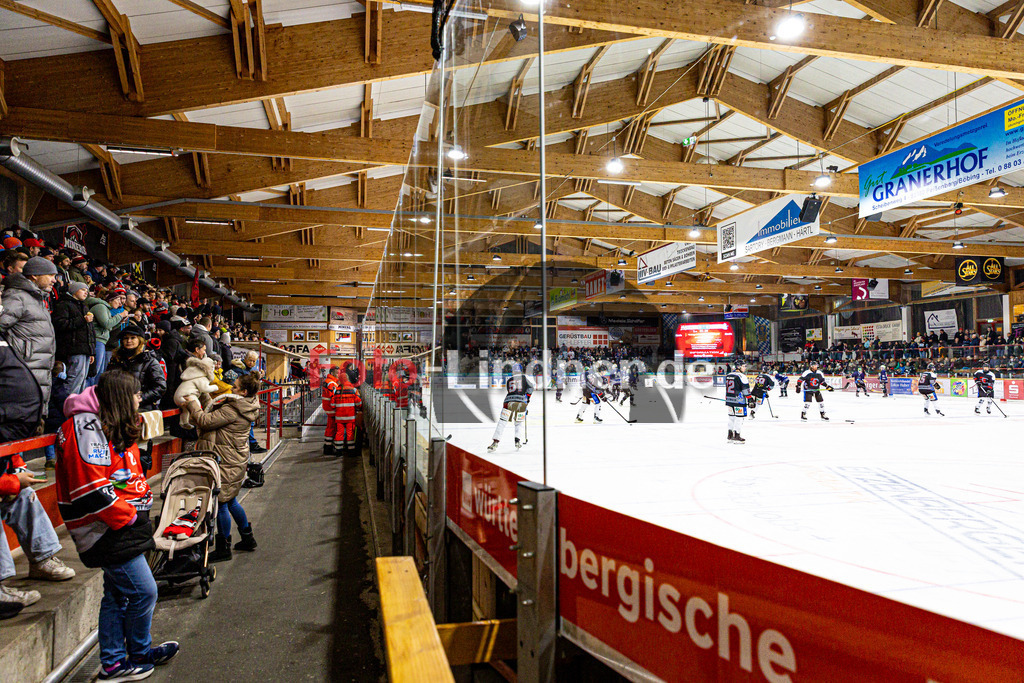 Peißenberg MINERS gegen HC Landsberg RIVER KINGS | Eishockey Bayernliga 2025/26 Vorrunde 4. Spieltag, Peißenberg MINERS gegen HC Landsberg RIVER KINGS, 20251024,Zuscher, LED Wand, Stadion,2025-10-24 in Peißenberg (flatbuy Arena Peißenberg), Copyright: WolfgangxLindner www.foto-lindner.de