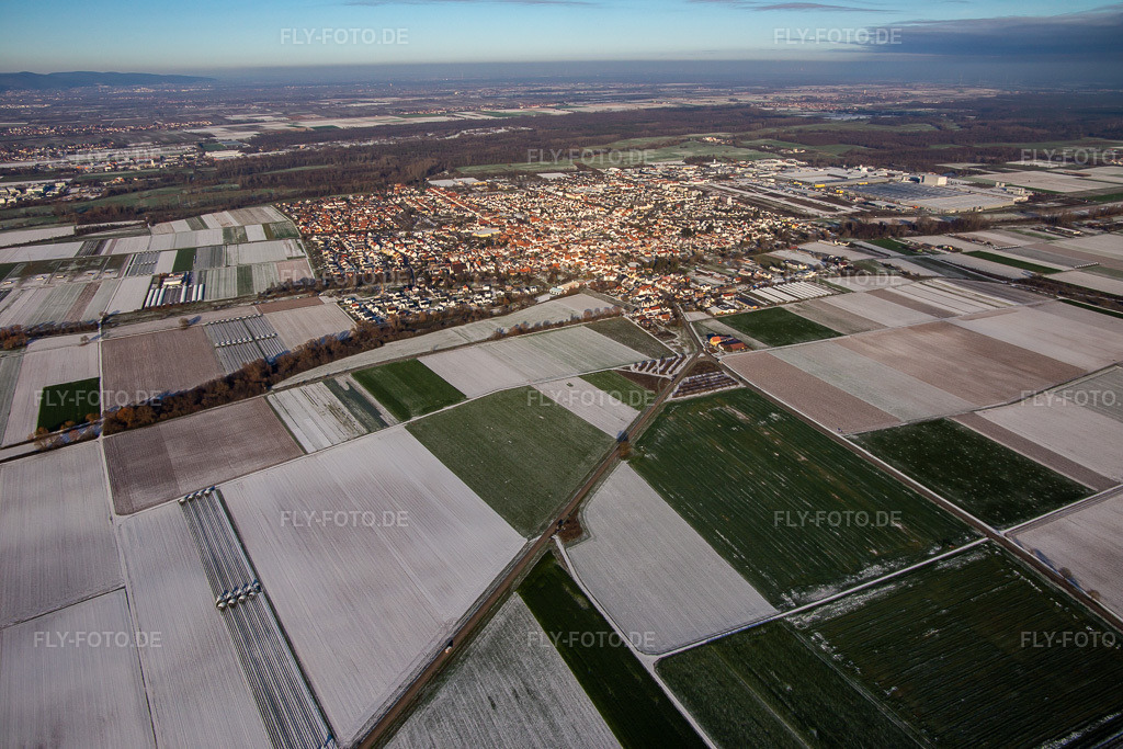Luftbild: Ortsansicht von Südwesten im Winter bei Schnee in Offenbach an der Queich im Bundesland Rheinland-Pfalz in Deutschland. Foto: IMG_135572.jpg vom 16.12.2022 durch Werner Riehm/FLY-FOTO.de