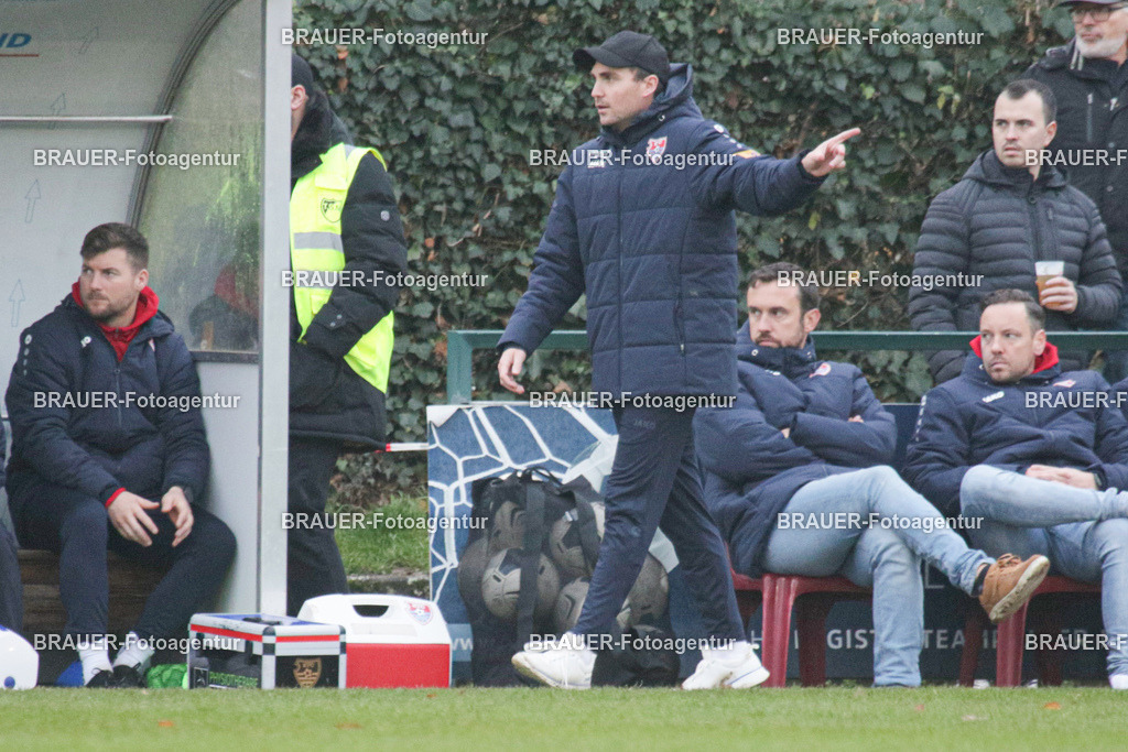 VFL Jüchen Garzweiler - KFC Uerdingen | Jüchen, Deutschland, 20.09.2025 Trainer Julian Stöhr (KFC Uerdingen) während des Oberliga Niederrhein Spiels zwischen VFL Jüchen Garzweiler KFC Uerdingen auf der Bezirkssportanlage am 13. Dezember 2025 in Jüchen,  Deutschland. (Foto von Ralph Görtz /Brauer-Fotoagentur)