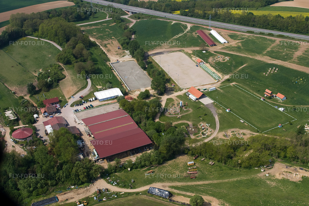 Vue aérienne: Haras de la Née à Neewiller-près-Lauterbourg dans le département Bas Rhin, France.Photo: IMG_18144.jpg prise le 03/05/2009 par Werner Riehm/FLY-FOTO.euRésolution de l'original: 4272 x 2848 px
