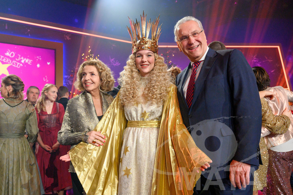 _DWA2140 | Michaela May, Christkind Nelli Lunkenheimer,  Joachim Hermann bei '30 Jahre Sternstunden-Gala 2023' in der Frankenhalle. Nürnberg, 15.12.2023 - Realisiert mit Pictrs.com