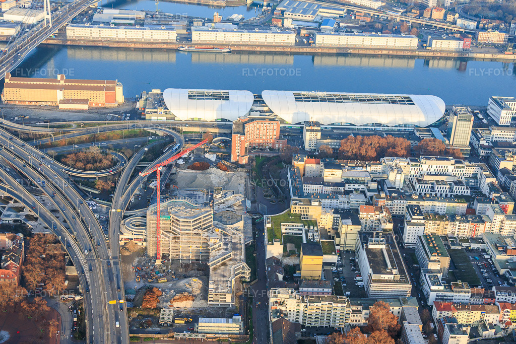 Luftbild: Halb abgerissenes, ehemaliges Rathaus Ludwigshafen im ehemaligen Rathaus Center an der noch abzureissenden Hochstraße Nord(B44) im Ortsteil Mitte in Ludwigshafen im Bundesland Rheinland-Pfalz in Deutschland. Foto: IMG_152028.jpg vom 12.12.2025 durch Werner Riehm/FLY-FOTO.de