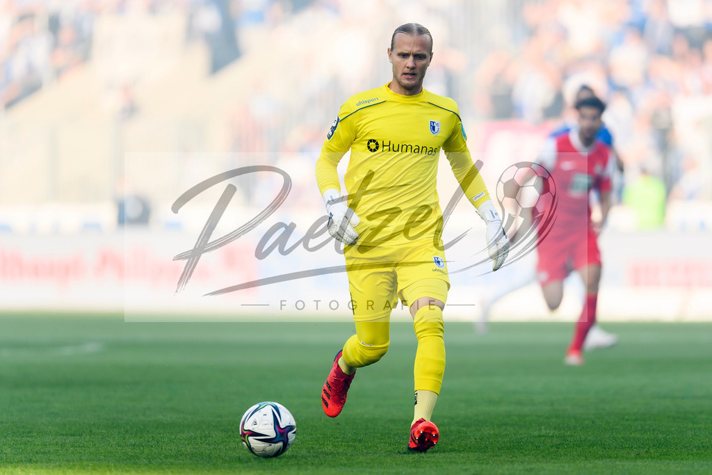 FCMFCK20210904_116 | Fussball, Herren: Torwart Dominik Reimann (1. FC Magdeburg) in Aktion, am Ball, Einzelaktion beim Spiel der 3. Liga zwischen 1. FC Magdeburg und 1. FC Kaiserslautern in der MDCC-Arena am 04.09.2021 in Magdeburg, Deutschland.DFB / DFL REGULATIONS PROHIBIT ANY USE OF PHOTOGRAPHS AS IMAGE SEQUENCES AND/OR QUASI-VIDEO. - Realisiert mit Pictrs.com