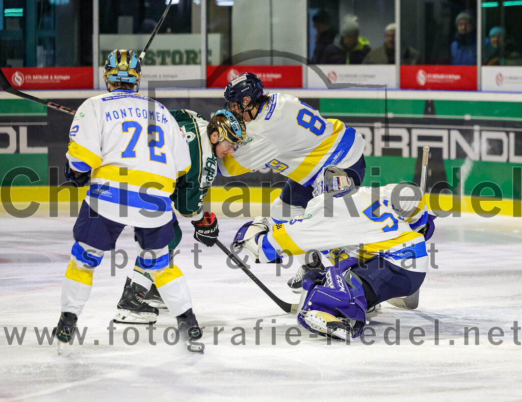 2025-12-05_113_TSV_Erding_gegen_Stuttgart_Rebels | Erding, Deutschland, 05.12.2025:Eishockey, Oberliga Süd 2025 / 2026, 23. Spieltag, TSV Erding gegen Stuttgart Rebels, Endergebnis: 5:6Dane Montgomery (Stuttgart Rebels, #72), Thomas Matheson (Erding Gladiators, #37), Jannik Dornberger (Stuttgart Rebels, #85), Kimi Saffran (Stuttgart Rebels, #53)Foto: Christian Riedel / fotografie-riedel.net