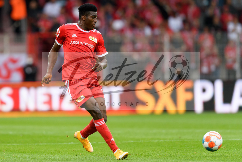 FCUBMG20210829_151 | Fussball, Herren: Taiwo Awoniyi (1.FC Union Berlin) in Aktion, am Ball, Einzelaktion beim Spiel der 1. Bundesliga zwischen 1. FC Union Berlin und Borussia Moenchengladbach im Stadion An der Alten Foersterei am 29.08.2021 in Berlin, Deutschland. - Realisiert mit Pictrs.com