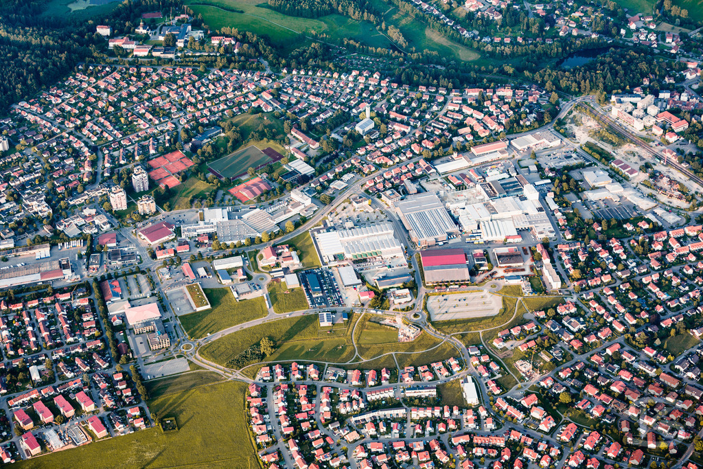 Luftaufnahme: Wohngebiet & Industriegebiet – Stadtansicht (Wangen im Allgäu) von oben | Hochauflösende Luftaufnahme, die ein florierendes Stadtzentrum mit gemischter Bebauung aus Wohn- und Gewerbegebieten zeigt. Einblick in die Stadtentwicklung. - Realisiert mit Pictrs.com