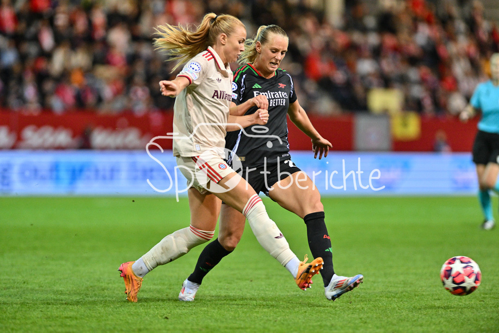 FC Bayern München Frauen - Arsenal London Frauen | im Duell Glodis VIGGOSDOTTIR (FCB #4) und Stina BLACKSTENIUS (Arsenal London #25) / Zweikampf / UEFA Womens Champions League: FC Bayern München Frauen - Arsenal London Frauen, FC Bayern Campus am 09.10.2024
