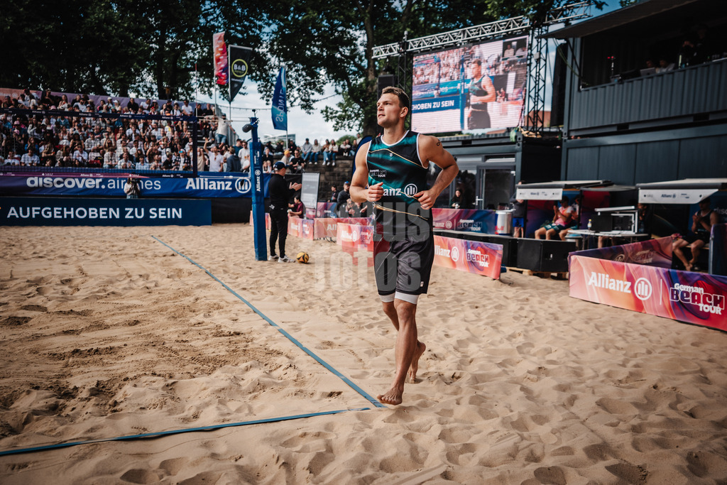 Beachvolleyball | Männer | Allianz German Beach Tour 2025 | Tourstop Düsseldorf | 17.05.2025 | Daniel Kirchner läuft ins Stadion ein