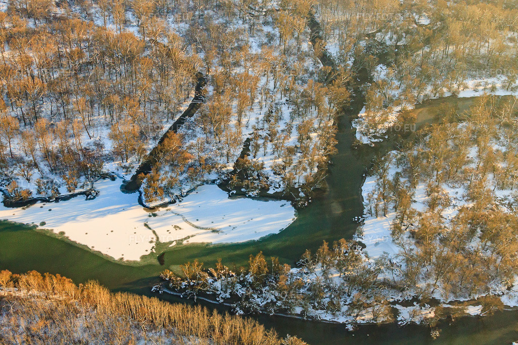 Vue aérienne: Réserve naturelle du Delta de la Sauer en hiver, lorsqu'il y a de la neige à Munchhausen dans le département Bas Rhin, France – .Photo: IMG_36618.jpg prise le 05/01/2011 par Werner Riehm/FLY-FOTO.eu – Résolution de l'original: 4752 x 3168 px