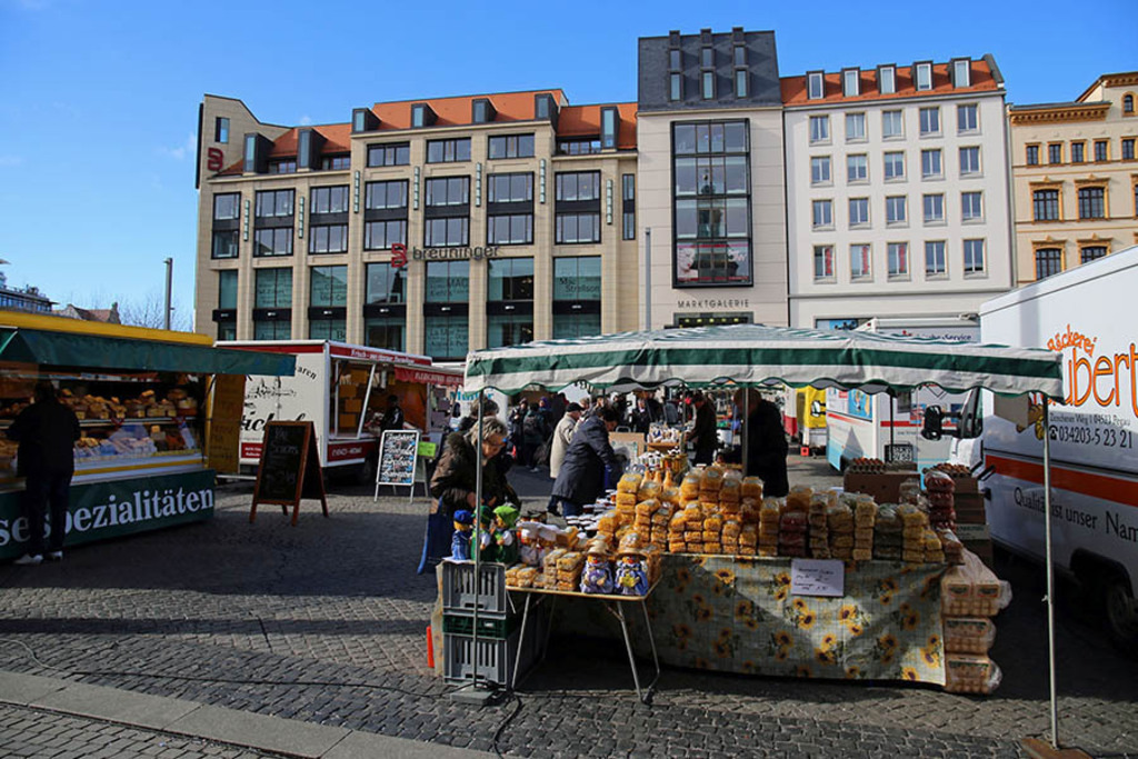 Foto: Leipzig - Wochenmarkt in der Innenstadt | Das Team hinter BILDLEXIKON LEIPZIG bündelt historische wie aktuelle Informationen über die Stadt Leipzig in Text und Bild auf einer Plattform und stellt diese der interessierten Öffentlichkeit zur Verfügung.