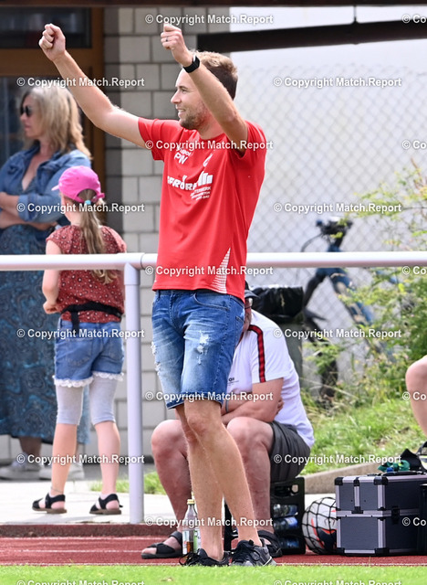 Fussball Verbandsliga 2021/2022: Testspiel SG Empfingen - FC Holzhausen | Fussball  Verbandsliga / Landesliga  2021/2022    03.07.2021TestspielSG Empfingen - FC HolzhausenTrainer Philipp Wolf (li, SG Empfingen) FOTO: ULMER PressebildagenturxxNOxMODELxRELEASExx