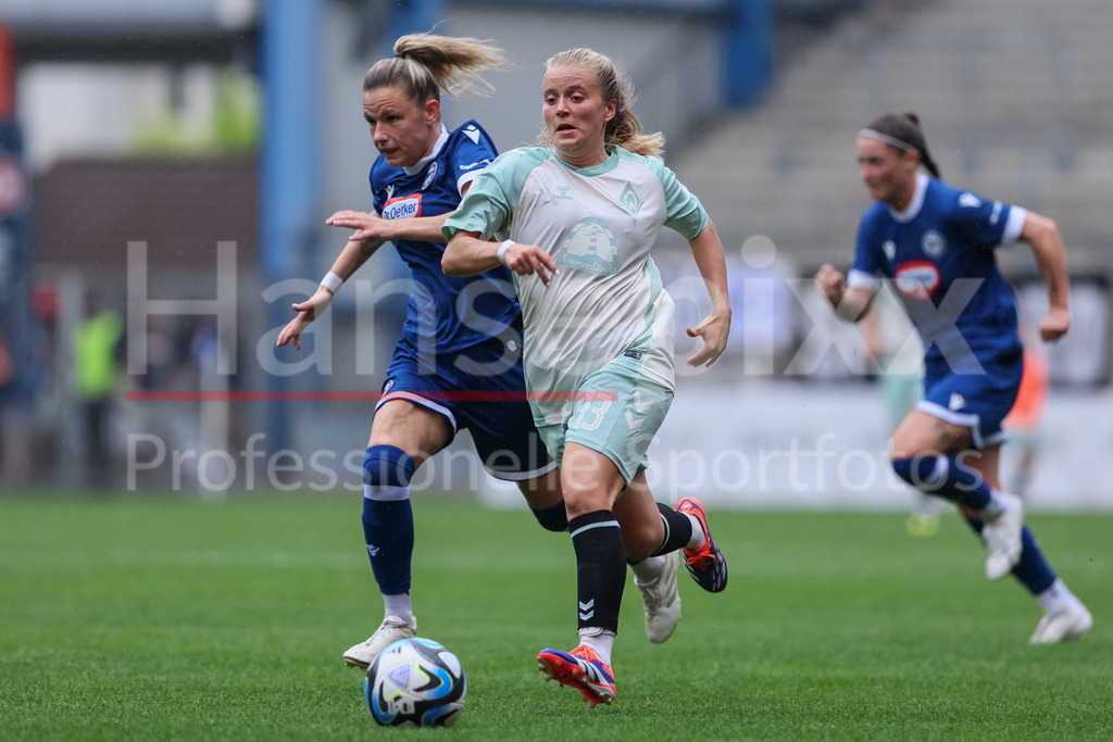 Fussball, DFB-Pokal Frauen, DSC Arminia Bielefeld - SV Werder Bremen | v.li.: Pamela Jahn (Arminia Bielefeld, 8) und Ricarda Walkling (SV Werder Bremen, 13) im Laufduell, Zweikampf, Duell, Dynamik, Aktion, Action, Spielszene, DIE DFB-RICHTLINIEN UNTERSAGEN JEGLICHE NUTZUNG VON FOTOS ALS SEQUENZBILDER UND/ODER VIDEOÄHNLICHE FOTOSTRECKEN. DFB REGULATIONS PROHIBIT ANY USE OF PHOTOGRAPHS AS IMAGE SEQUENCES AND/OR QUASI-VIDEO.