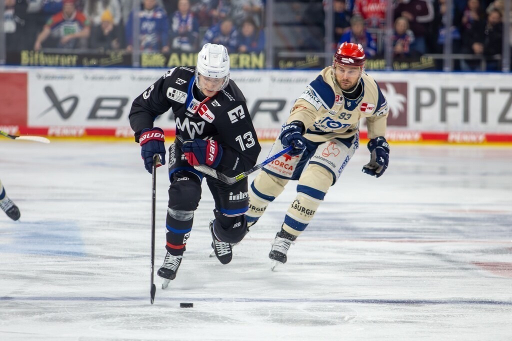 DEL, Deutsche Eishockey Liga Saison 2024/25, 38. Spieltag: Adler Mannheim gegen Schwenninger Wild Wings. Bild: Dynamischer Vorstoß von Stefan Loibl (13, Mannheim) | DEL, Deutsche Eishockey Liga Saison 2024/25, 38. Spieltag: Adler Mannheim gegen Schwenninger Wild Wings. Bild: Dynamischer Vorstoß von Stefan Loibl (13, Mannheim) - Realisiert mit Pictrs.com