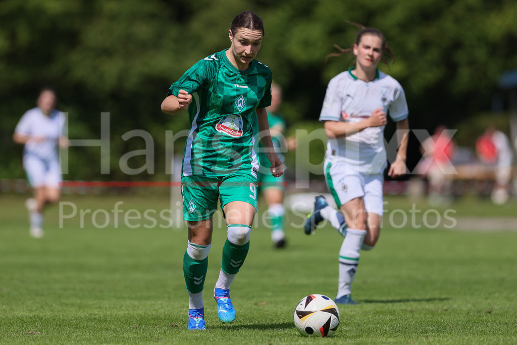Fussball, Testspiel Frauen, Borussia Mönchengladbach - SV Werder Bremen | v.li.: Sophie Weidauer (SV Werder Bremen, 9) am Ball, Einzelbild, Ganzkörper, Aktion, Action, Spielszene