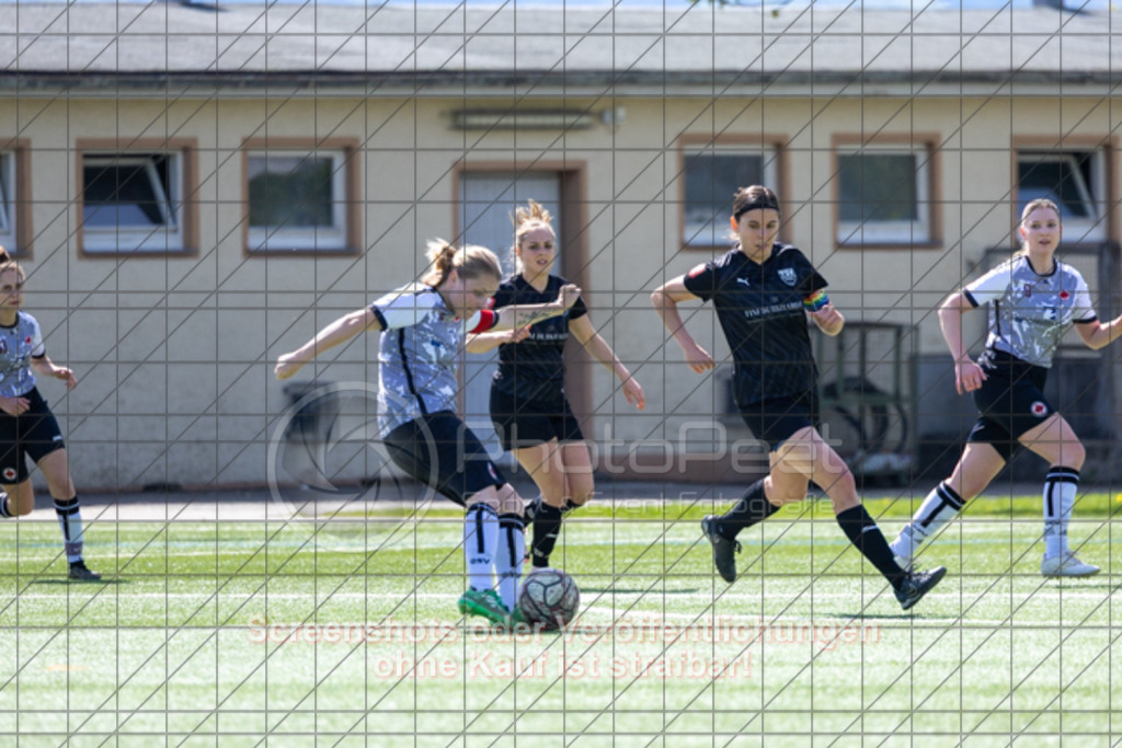 20250427_111221_0095 | #,1.Göppinger SV (weiß) vs. TSV Ruppertshofen (schwarz), Fußball, Frauen-Regionenliga 3 - Bezirk WfV, 21. Spieltag, Saison 2024/2025, Kunstrasenplatz Nord, Hohenstaufenstr. 116, 73033 Göppingen, 27.04.2025 - 11:00 Uhr,Foto: PhotoPeet-Sportfotografie/Peter Harich