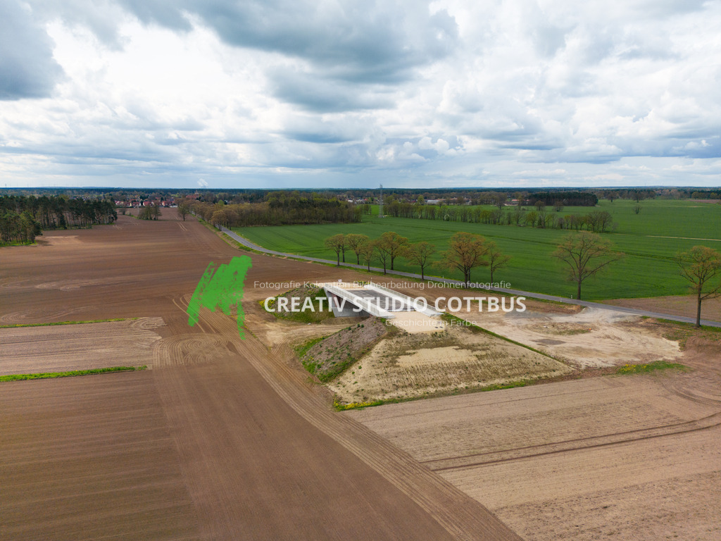 Bau der neuen Ortsumgehung Cottbus. | Bau der neuen Ortsumgehung Cottbus.
Gebaut wird ein Bundesstraßenknotenpunkt, der die Verknüpfung der B 97 im Osten und B 168 im Westen zur geplanten neuen Anschlussstelle an die BAB 15 bilden wird. Der Knotenpunkt wird so errichtet, dass der Verkehr über Brückenbauwerke geleitet wird und somit störungsfrei und ohne Ampelanlage fließen kann. Insgesamt werden 2,4 km neue Straße und vier Brückenbauwerke gebaut.

Mit der Errichtung der Faunabrücke vollzog sich 2021 der Baustart der Ortsumgehung. Im Winter 2021/22 wurde die Baufeldfreimachung für das jetzt beginnende Vorhaben umgesetzt.
Quelle: Landesbetrieb Straßenwesen Brandenburg. - Realisiert mit Pictrs.com