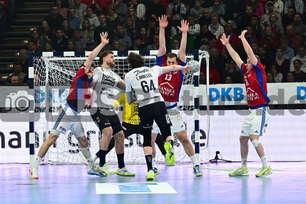 KBS Picture_HSVH-SGFl-Handewitt_012 | v.l. Kofler Elias (HSV Hamburg) , Golla Johannes (SG Fl.-Handewitt) , Moeller Lasse (SG Fl.-Handewitt) , Weller Niklas (HSV Hamburg) , Sauter Moritz (HSV Hamburg) ,Sportarena :  Barclays Arena Hamburg, - Realisiert mit Pictrs.com