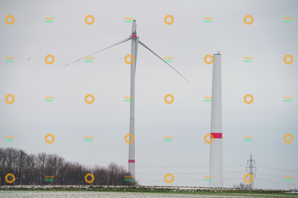 Windrad knickt ab Jüchen A44  | Foto: Daniel Böhm | bonum.media - Realisiert mit Pictrs.com