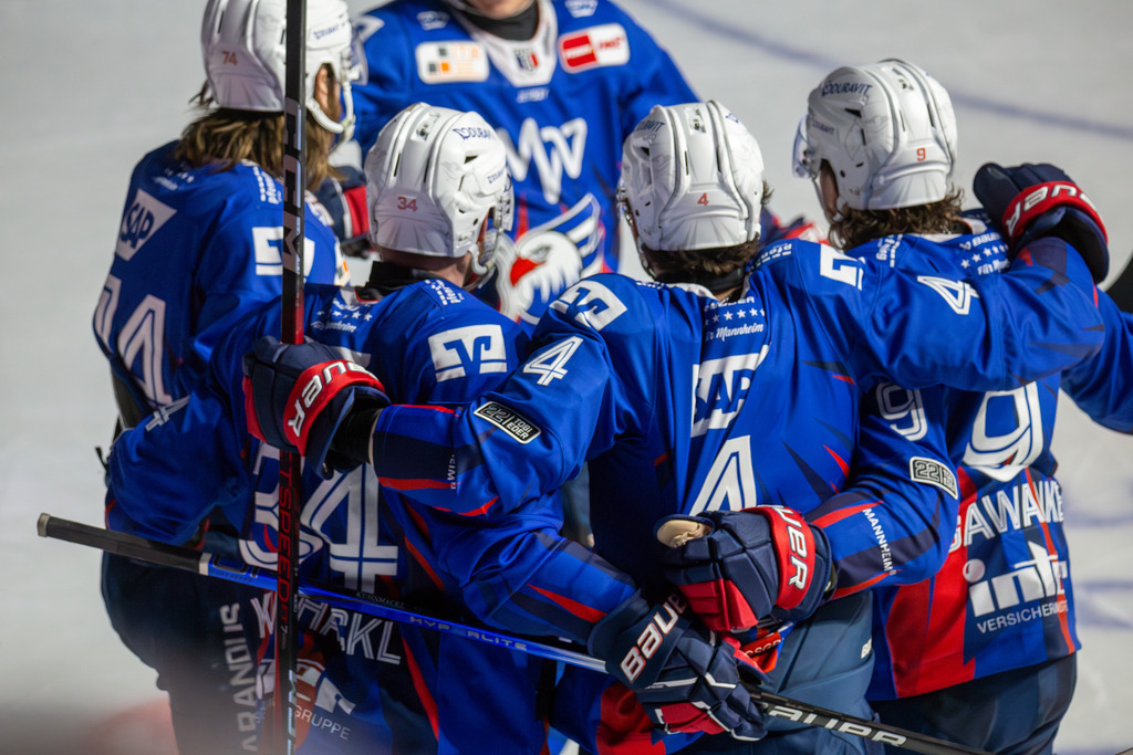 DEL, Deutsche Eishockey Liga Saison 2024/25, 44. Spieltag: Adler Mannheim gegen ERC Ingolstadt***Jubel bei den Adlern nach dem Tor zum 3:2 | DEL, Deutsche Eishockey Liga Saison 2024/25, 44. Spieltag: Adler Mannheim gegen ERC Ingolstadt***Jubel bei den Adlern nach dem Tor zum 3:2 - Realisiert mit Pictrs.com