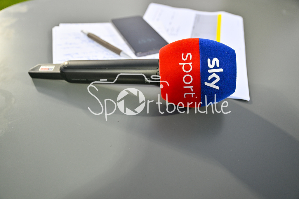 SSV Ulm 1846 Fussball - FC Schalke 04 | Ein SKY Sport Mikrofon liegt zusammen mit Moderationskarten auf dem Moderationstisch / SKYSPORT / Symbolbild / 2. Bundesliga: SSV Ulm 1846 Fussball - FC Schalke 04, Donaustadion am 01.11.2024