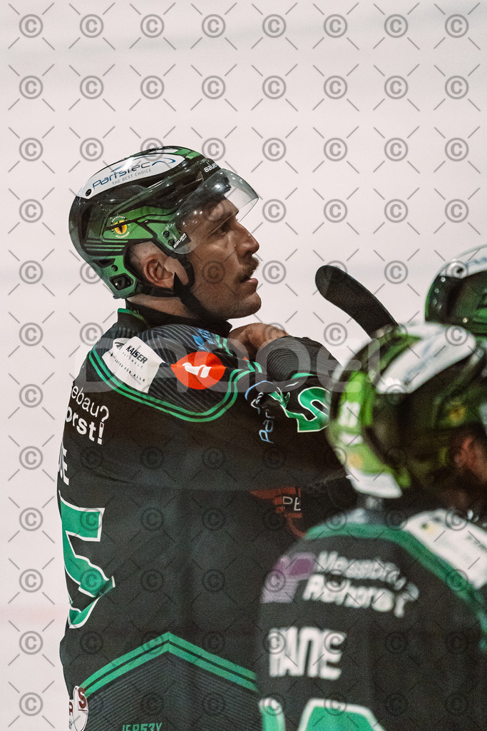 Alligators_vs_Erding_12_12_2025-072 | Höchstadt Alligators Fotogalerie: Eishockey-Action aus Franken. Professionelle Spielfotos, Portraits & Stadionbilder zum Download. Jetzt entdecken! - Realisiert mit Pictrs.com