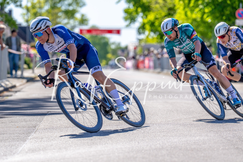 Spurt in den Mai 2026 - Großer Preis der Sparkasse Neuss | Annual one-day road cycling race "Großer Preis der Sparkasse Neuss" held in Büttgen, Germany, organized by VfR Büttgen 1912 e.V. The event features multiple races across all age categories from U11 youth to Elite men. - Realisiert mit Pictrs.com