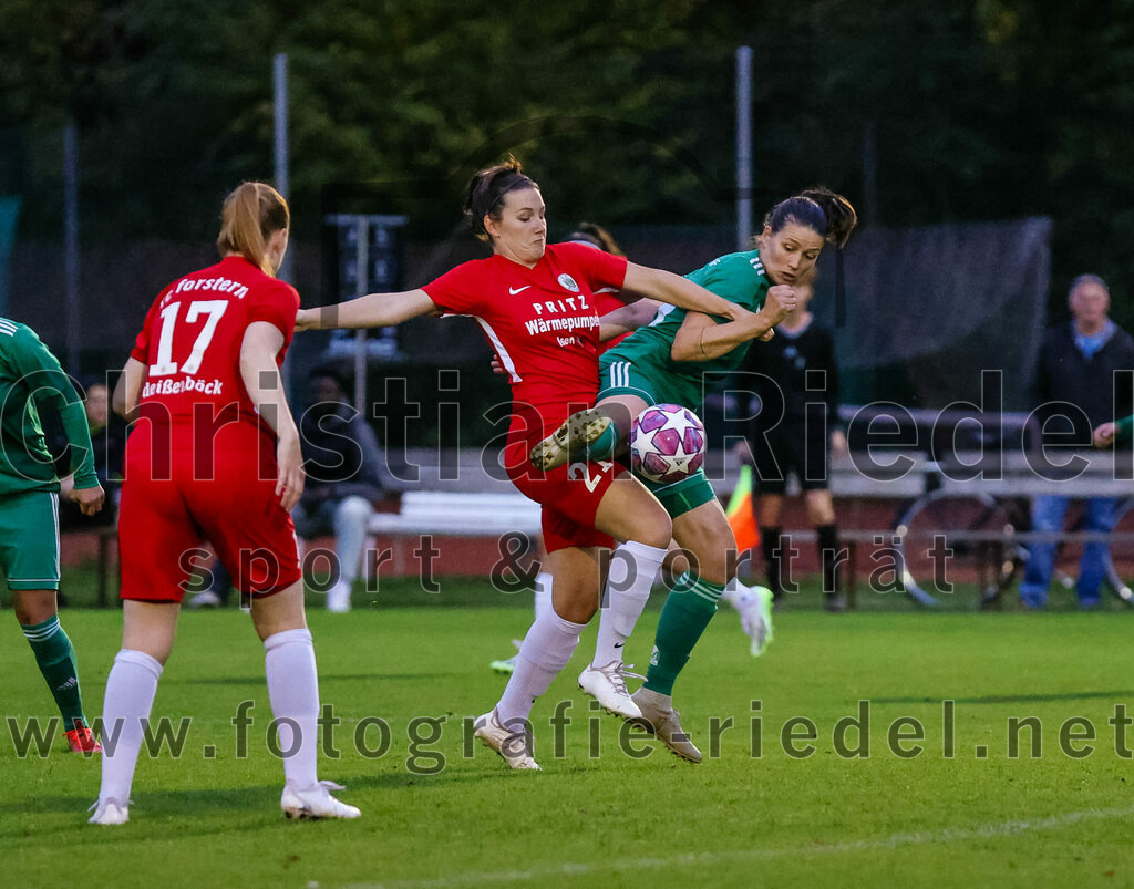 2023-10-21_025_FC_Forstern_gegen_FC_Ezelsdorf | Forstern, Deutschland, 21.10.2023:
Fußball, Frauen Bayernliga 2023 / 2024, 8. Spieltag, FC Forstern gegen FC Ezelsdorf, Endergebnis: 2:1

Julia Deißenböck (FC Forstern, #17), Vanessa Meingaßner (FC Forstern, #21), Jenny Hallmann (FC Ezelsdorf, #16)

Foto: Christian Riedel / fotografie-riedel.net