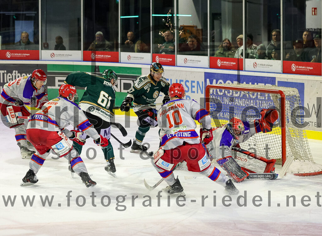 2025-11-30_137_TSV_Erding_gegen_EC_Peiting | Erding, Deutschland, 30.11.2025:Eishockey, Oberliga Süd 2025 / 2026, 22. Spieltag, TSV Erding gegen EC Peiting, Endergebnis: 5:1Dennis Miller (Erding Gladiators, #61), Thomas Matheson (Erding Gladiators, #37), Daniel Holzmann (EC Peiting, #10), Torwart Andreas Magg (EC Peiting, #32)Foto: Christian Riedel / fotografie-riedel.net