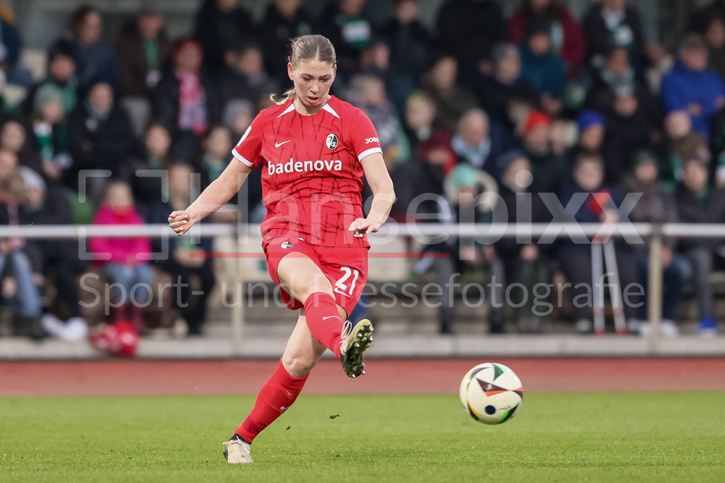 Fussball, Google Pixel Frauen-Bundesliga, SV Werder Bremen - SC Freiburg | v.li.: Samantha Steuerwald (SC Freiburg, 21) am Ball, Freisteller, Einzelbild, Ganzkörper, Aktion, Action, Spielszene, DIE DFB-RICHTLINIEN UNTERSAGEN JEGLICHE NUTZUNG VON FOTOS ALS SEQUENZBILDER UND/ODER VIDEOÄHNLICHE FOTOSTRECKEN. DFB REGULATIONS PROHIBIT ANY USE OF PHOTOGRAPHS AS IMAGE SEQUENCES AND/OR QUASI-VIDEO.