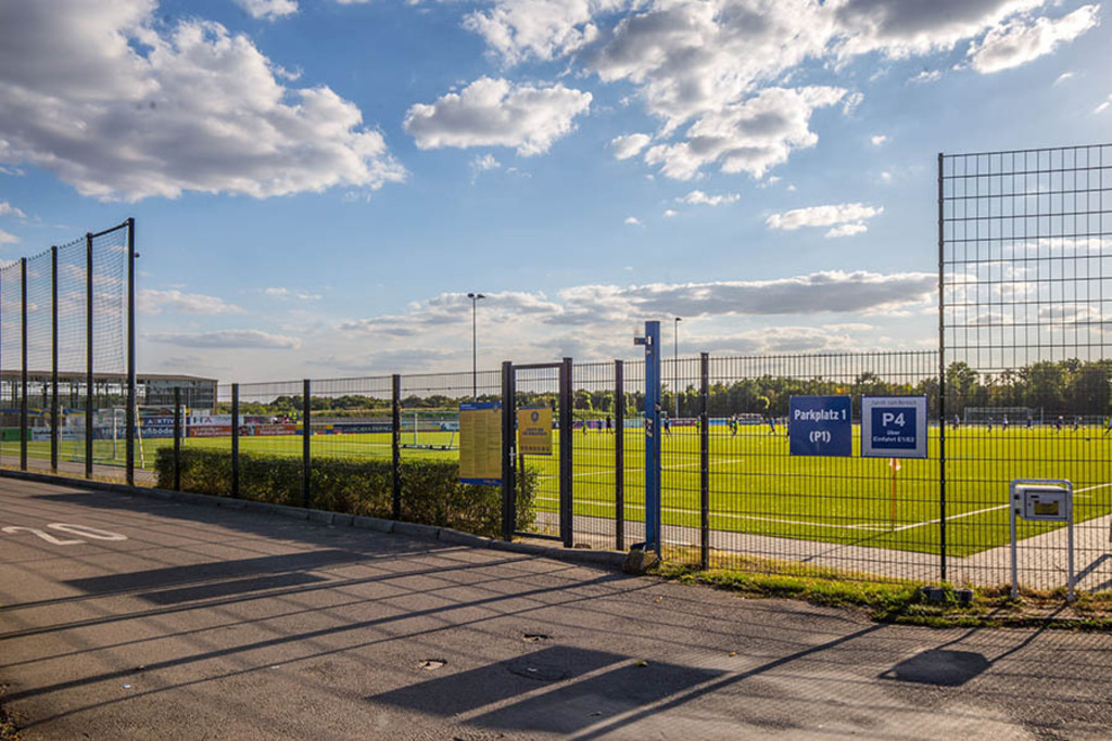 1. FC Lokomotive Leipzig - Übungsplatz | Entdecke über 20 Kategorien Leipzig-Motive: Foto-Downloads, hochwertige Poster, Leinwand- & Fine-Art-Prints. Jetzt Lieblingsfoto im Bildlexikon Leipzig Shop bestellen!