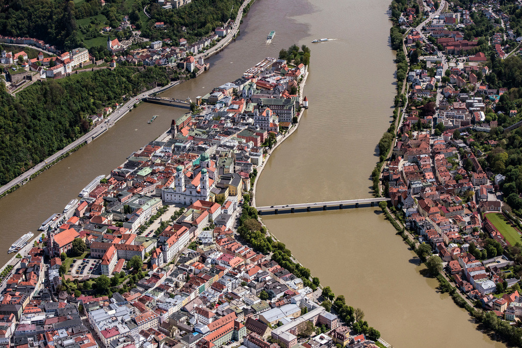 dr__0012576.jpg | PASSAU 11.05.2017 Die kreisfreie Universitätsstadt Passau im Bundesland Bayern. Aufgrund des Zusammenflusses der Flüsse Ilz, Inn und Donau, wird Passau auch "Dreiflüssestadt" genannt. // The university town of Passau in the state of Bavaria. Because of the junction of the rivers Ilz, Inn and Danube, Passau is also called "Three Rivers Town". Foto: Daniel Reiter
