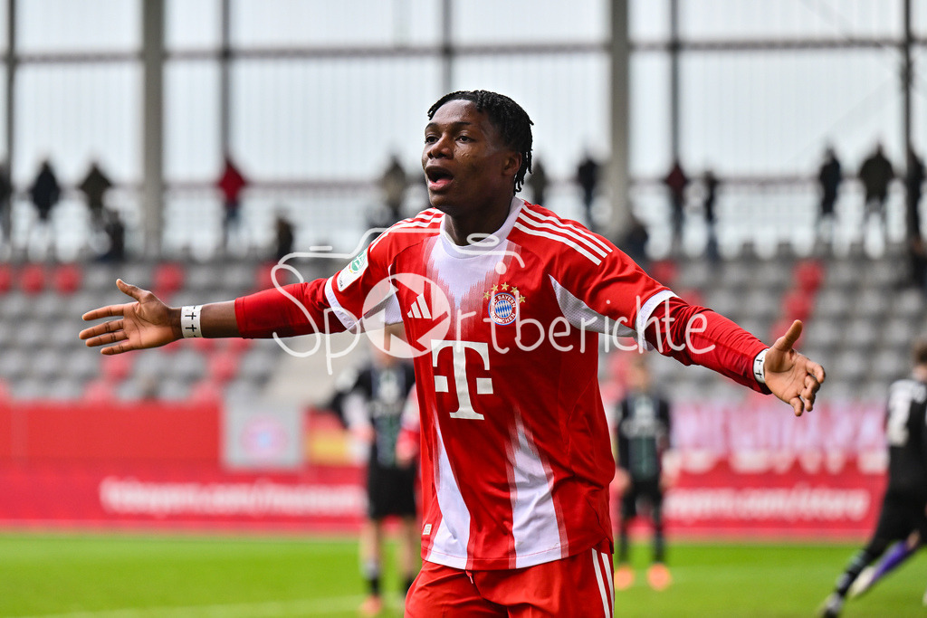 FC Bayern München - Hannover 96 | MUNICH, GERMANY - 15. FEBRUARY: Jubel der Bayern nach dem Treffer zum 3-1 durch Uzorchukwu EGWUATU (FC Bayern München U19 13) / Tor / Torschuetze / Freude / Happy während dem Spiel zwischen der U19 des FC Bayern München und der U19 von Hannover 96 am 2. Spieltag der Hauptrunde der U19-DFB-Nachwuchsliga am FC Bayern Campus