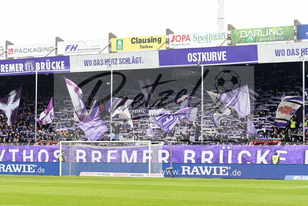 20200208_OSNFCN_0038 | Fußball, Herren: . Die Fans vom VfL Osnabrueck waehrend des Spiels der 2. Bundesliga zwischen VfL Osnabrueck und 1. FC Nuernberg im Stadion an der Bremer Bruecke am 08.02.2020 in Osnabrueck, Deutschland.DFB / DFL REGULATIONS PROHIBIT ANY USE OF PHOTOGRAPHS AS IMAGE SEQUENCES AND/OR QUASI-VIDEO. - Realisiert mit Pictrs.com