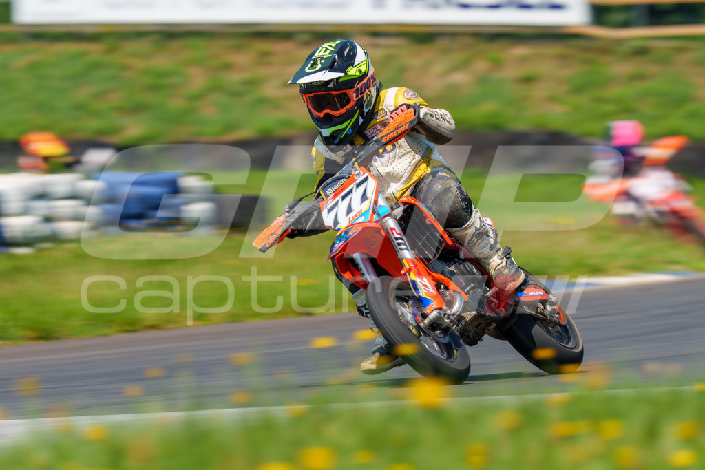 G-Cup + Supermoto Staatsmeisterschaft + Hungarian Supermoto Championship | GRIPcapture steht für authentische Sportfotografie in Österreich – für Momente, die mehr sind als Geschwindigkeit oder Ergebnis. Es geht um Emotion, Spannung, Fokus und den Augenblick, der oft nur einen Wimpernschlag dauert.Ob Motorsport, Teamsport oder 