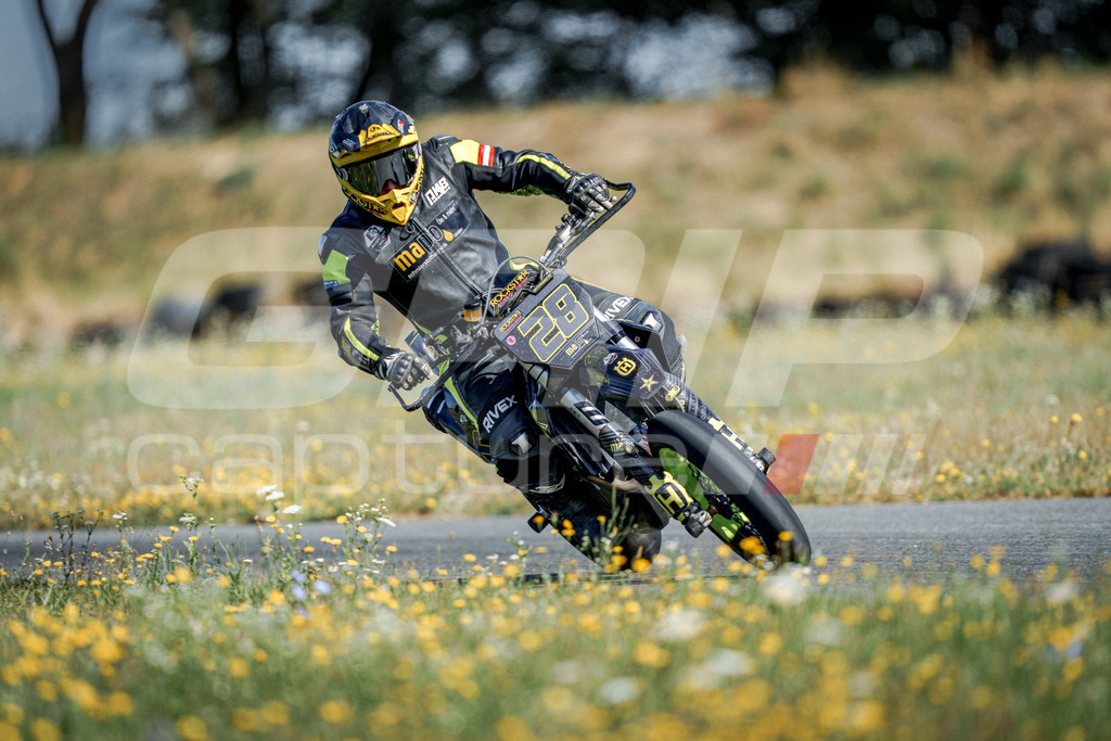 SuperMoto_Staatsmeisterschaft_Fuglau-187 | GRIPcapture steht für authentische Sportfotografie in Österreich – für Momente, die mehr sind als Geschwindigkeit oder Ergebnis. Es geht um Emotion, Spannung, Fokus und den Augenblick, der oft nur einen Wimpernschlag dauert.Ob Motorsport, Teamsport oder 