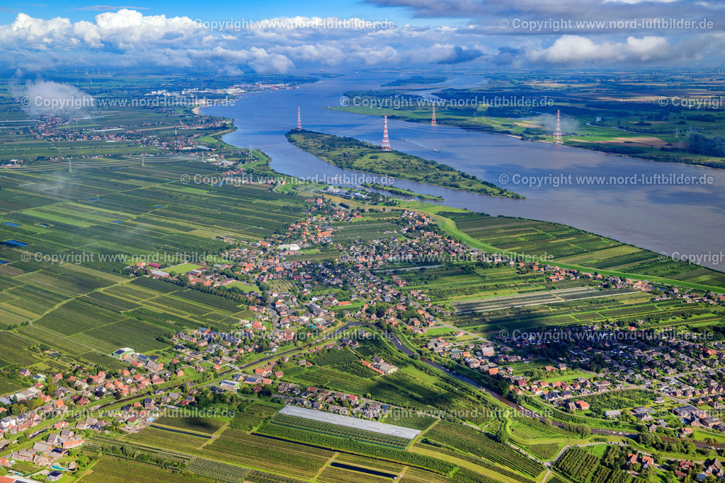 Lühe_Lühesand_ELS_4881280823 | GRüNENDEICH 28.08.2023 Ortschaft an den Fluss- Uferbereichen Lühe in Grünendeich Altes Land an der Elbe im Bundesland Niedersachsen, Deutschland. Weiterführende Informationen bei: Landkreis Stade,  Lühe-Schulau Fähre,  Lühesand,  Samtgemeinde Lühe,  Wasser-Sport-Club Lühe e. V.. // Village on the river bank areas Luehe in Gruenendeich Altes Land an der Elbe in the state Lower Saxony, Germany. Further information at: Landkreis Stade,  Luehe-Schulau Faehre,  Luehesand,  Samtgemeinde Luehe,  Wasser-Sport-Club Luehe e. V.. Foto: Martin Elsen