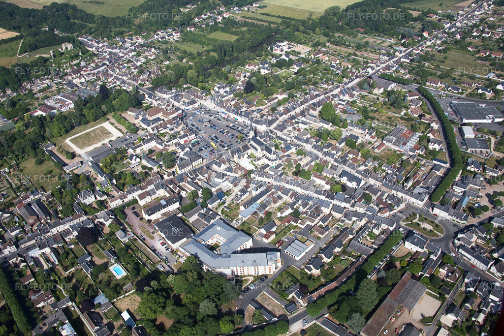 Luftbild: Ortsansicht in Montoire-sur-le-Loir im Bundesland Loir-et-Cher in Frankreich. Foto: IMG_081145.jpg vom 19.06.2015 durch Werner Riehm/FLY-FOTO.de