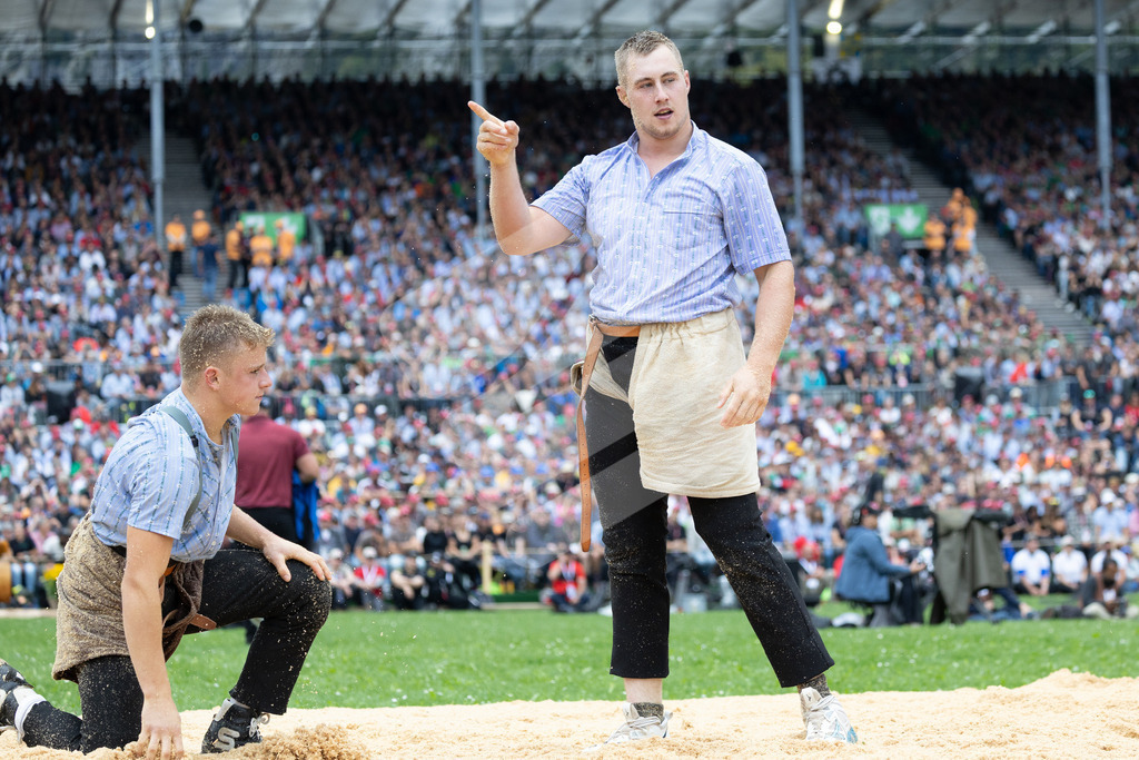 ESAF2025_03Gang_5125 | Die Schwinger des Schwyzer Kantonalen Schwingerverbandes: Fotos, die Dynamik und Leidenschaft festhalten, sowie emotionale Momente aus dem traditionellen Schwingsport zeigen. - Realisiert mit Pictrs.com