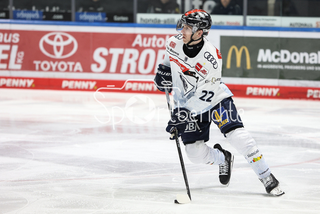 Augsburger Panther - ERC Ingolstadt | Mathew BODIE (ERC #22) am Puck / Freisteller / Einzelfoto