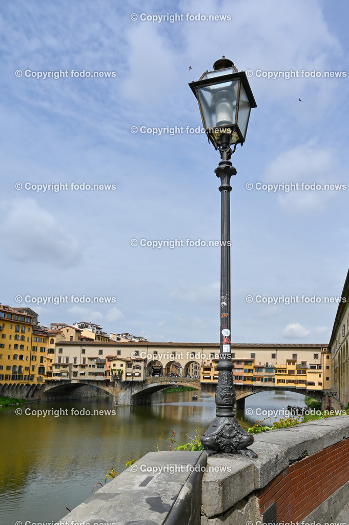 Italien_ Toscana_ Florenz_ 30.05.2024-300 | 30.05.2024, Italien, ITA, Toskana, Florenz im Bild Stadtansichten, Gebäude, Architektur, Touristen, Historisch, Souvenir, Altstadt, Museum, Statuen, Skulpturen, Piazza della Signoria, Statue David, Palazzo Vecchio, Neptunbrunnen, Piazza della Repubblica, Ponte Vecchio, Brücke, Uffizien, Kathedrale Santa Maria del Fiore, Arno, Fluß


Florenz, Firenze, ist eine italienische Großstadt. Nach Einwohnern ist sie die achtgrößte Stadt Italiens. Florenz ist die Hauptstadt sowie größte Stadt der Region Toskana und der Metropolitanstadt Florenz, in der etwa eine Million Menschen leben. Florenz ist für seine Geschichte berühmt. Leonardo da Vinci verbrachte große Teile seiner Jugend in Florenz, Michelangelo fand Unterschlupf in der Kirche der Medici, Galileo Galilei wohnte als Hofmathematiker in den Palästen der Medici. Von 1865 bis 1871 war die Stadt die Hauptstadt des neu gegründeten Königreichs Italien. Das historische Zentrum von Florenz zieht Jahr für Jahr Millionen von Touristen an. Die historische Innenstadt wurde von der UNESCO im Jahre 1982 zum Weltkulturerbe erklärt. 
Quelle: Wikipedia
