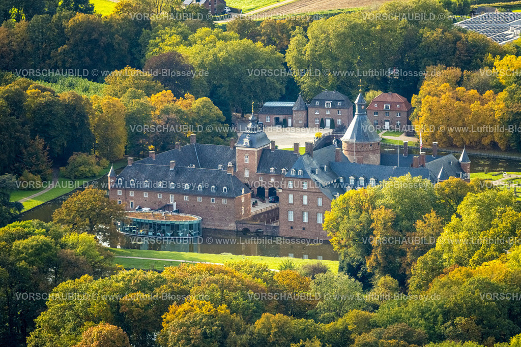 Isselburg241010148 | Luftbild, Schloss Wasserburg Anholt mit ovalem Restaurant Wasserpavillon, herbstliche Bäume, Anholt, Isselburg, Niederrhein, Nordrhein-Westfalen, Deutschland