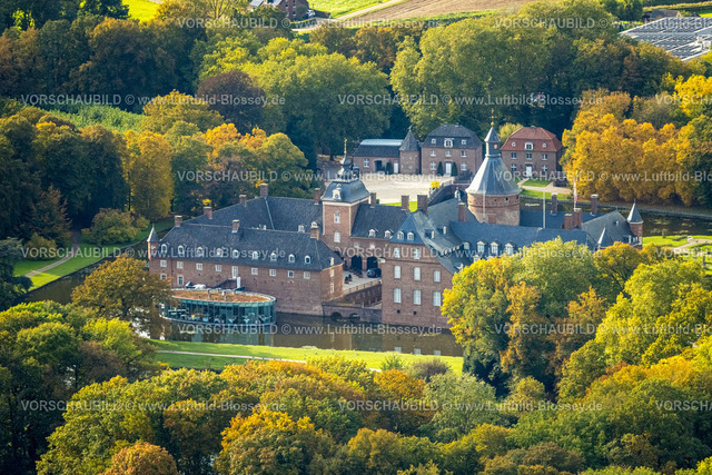 Isselburg241010148 | Luftbild, Schloss Wasserburg Anholt mit ovalem Restaurant Wasserpavillon, herbstliche Bäume, Anholt, Isselburg, Niederrhein, Nordrhein-Westfalen, Deutschland