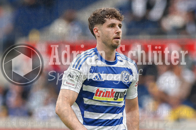 03.05.2026, GER, Fussball, Herren, 3. Liga, Saison 2025/2026, MSV Duisburg - FC Energie Cottbus | Tobias Fleckstein (MSV Duisburg) schaut 